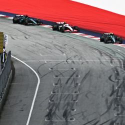 Los pilotos llegan para continuar el Gran Premio de Austria de Fórmula Uno en el autódromo Red Bull de Spielberg, Austria. | Foto:JOE KLAMAR / AFP