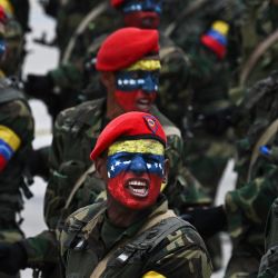 Soldados del Ejército venezolano marchan durante un desfile de ensayo en el marco de las celebraciones del Día de la Independencia en el Fuerte Tiuna en Caracas. | Foto:Federico Parra / AFP