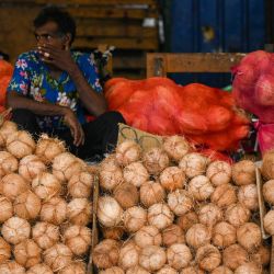 Un vendedor de cocos espera a los clientes en un mercado de Colombo, Sri Lanka. | Foto:ISHARA S. KODIKARA / AFP