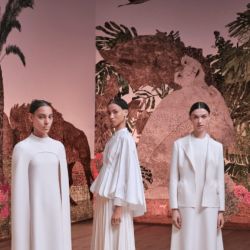 Tendencias 2024: Dior combinó estilo griego y cintura definida