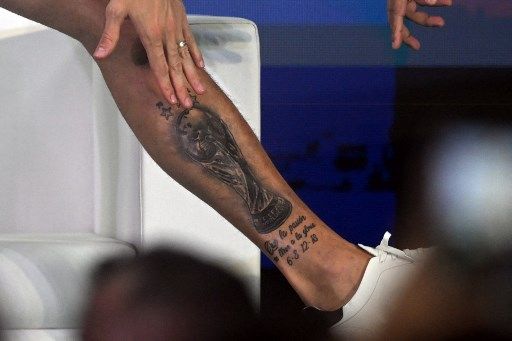 En Calcuta, Dibu Martínez muestra el tatuaje que se hizo después del Mundial de Qatar.