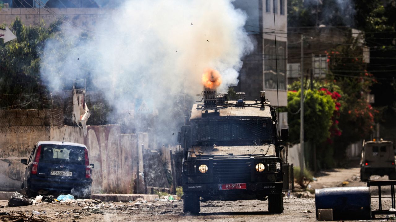 Un vehículo blindado israelí dispara gas lacrimógeno durante una operación militar en curso en la ciudad de Yenín, en la Cisjordania ocupada. | Foto:RONALDO SCHEMIDT / AFP