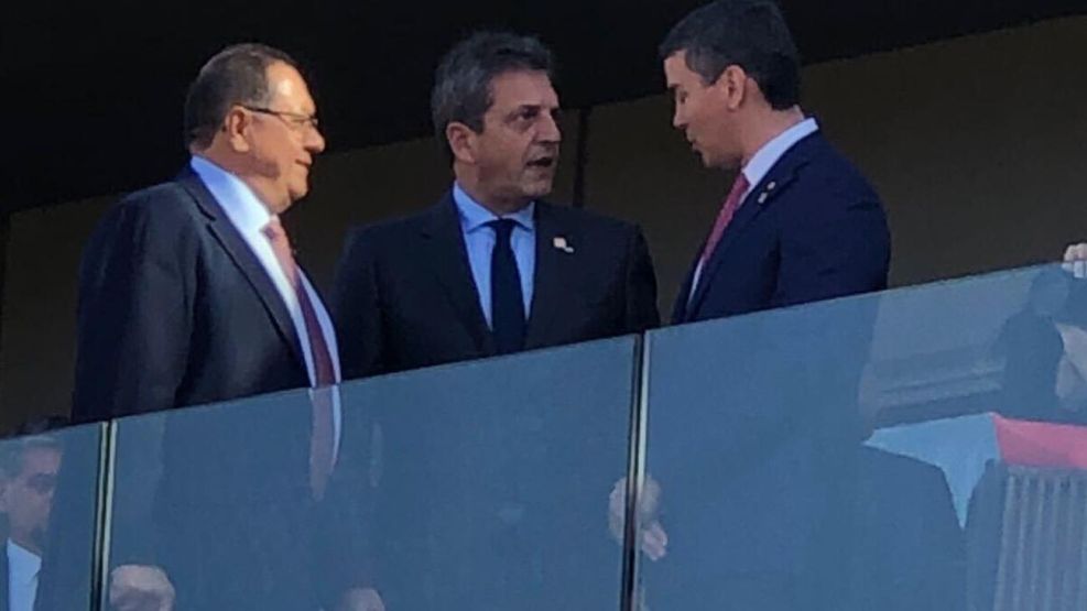 Sergio Massa en la cumbre del Mercosur junto al presidente electo de Paraguay, Santiago Peña
