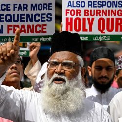Activistas musulmanes muestran pancartas mientras gritan consignas contra Suecia durante una protesta contra la quema de un Corán frente a una mezquita de Estocolmo, en Bombay, India. | Foto:PUNIT PARANJPE / AFP
