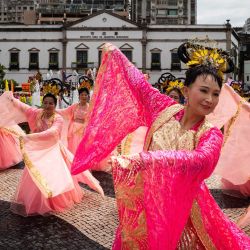 Artistas bailan en la Plaza Leal Senado durante las celebraciones de la Fiesta de Na Tcha en Macao, China. | Foto:Eduardo Leal / AFP