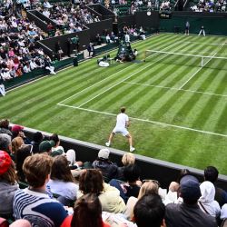 El jugador estadounidense Taylor Fritz devuelve la pelota al alemán Yannick Hanfmann durante su partido de tenis individual masculino de los Campeonatos de Wimbledon 2023 en The All England Tennis Club en Wimbledon, suroeste de Londres. | Foto:SEBASTIEN BOZON / AFP