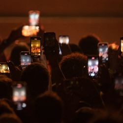 Espectadores graban con su móvil durante el concierto del rapero, cantante y compositor estadounidense Lil Nas X en el marco del 57º Festival de Jazz de Montreux. | Foto:FABRICE COFFRINI / AFP