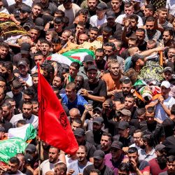 Los dolientes llevan los cuerpos de los palestinos muertos en los enfrentamientos del día anterior en la operación militar israelí durante el funeral en Jenin, en la Cisjordania ocupada. | Foto:JAAFAR ASHTIYEH / AFP