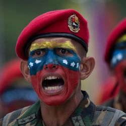 Un militar participa en el ensayo del desfile cívico militar para conmemorar el 212 aniversario de la firma del Acta de Declaración de Independencia de Venezuela, en Caracas, Venezuela. | Foto:Xinhua/Marcos Salgado