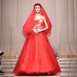 Una modelo presenta una creación de Giorgio Armani Prive durante la Semana de la Moda de Alta Costura Femenina Otoño/Invierno 2023/2024 en París. | Foto:BERTRAND GUAY / AFP