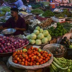 Vendedores de verduras en un mercado de Karachi, Pakistán. | Foto:ASIF HASSAN / AFP