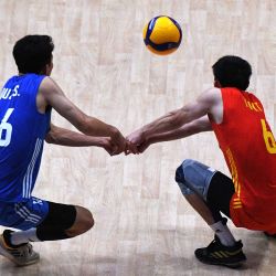 Yu Yuantai y Qu Zhongshuai de China golpean una devolución contra Japón durante su partido de voleibol de la Liga de Naciones en el Mall of Asia arena en Pasay City, suburbios de Manila. | Foto:TED ALJIBE / AFP