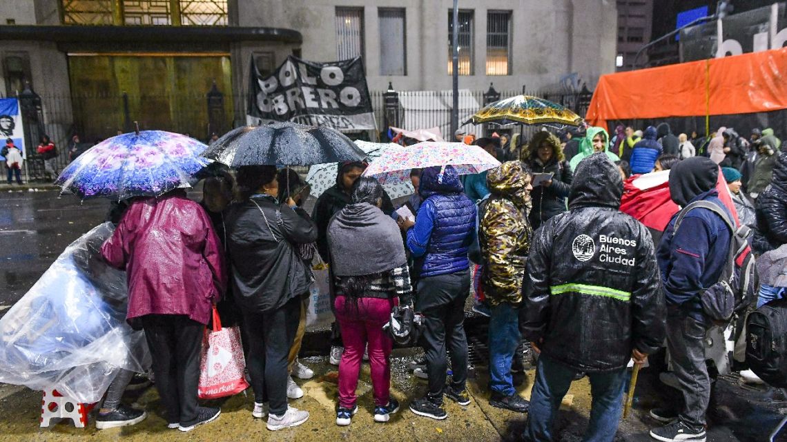 Tras una jornada tensa, piqueteros acordaron a última hora con el Gobierno y levantaron el acampe