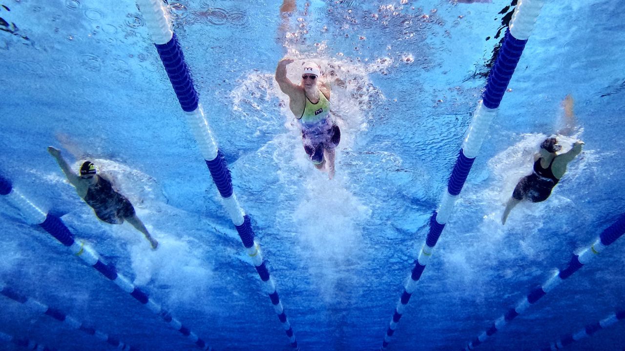 Katie Ledecky lidera en la final de los 400 metros libres femeninos de los Campeonatos Nacionales Phillips 66 en el Natatorium de la Universidad de Indiana en Indianápolis, Indiana. | Foto:Maddie Meyer/Getty Images/AFP