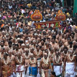 Devotos participan en el festival de carros del templo Sri Parthasarthy Swamy en Chennai, India. | Foto:R. Satish Babu / AFP