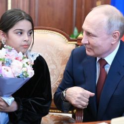 El presidente ruso Vladimir Putin se reúne con Raisat Akipova, una niña de 8 años de Derbent, que no pudo ver el jefe de Estado durante su viaje de trabajo a la República de Daguestán, donde también habló con los residentes locales, en el Kremlin en Moscú. | Foto:Alexander Kazakov / SPUTNIK / AFP