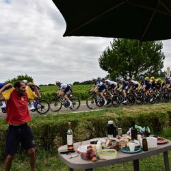 Espectadores meriendan junto a la carretera mientras el pelotón de ciclistas pasa durante la 4ª etapa de la 110ª edición del Tour de Francia de ciclismo, 182 km entre Dax y Nogaro, en el suroeste de Francia. | Foto:MARCO BERTORELLO / AFP