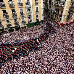 La banda municipal de música "Pamplonesa" actúa durante la ceremonia de apertura del "Chupinazo" que marca el inicio de las fiestas taurinas de San Fermín frente al Ayuntamiento de Pamplona, en el norte de España. | Foto:ANDER GILLENEA / AFP