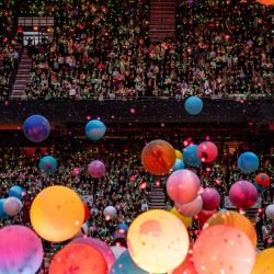 Los fans animan al cantante británico Chris Martin, de la banda británica Coldplay, mientras actúa en el estadio Parken de Copenhague. El concierto forma parte de la gira mundial Music of the Spheres. | Foto:Mads Claus Rasmussen / Ritzau Scanpix / AFP