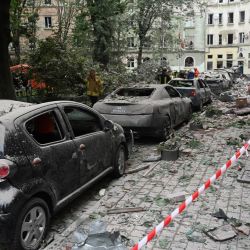 Rescatistas trabajan en un edificio de apartamentos parcialmente destruido por el impacto de un misil en la ciudad de Lviv, en el oeste de Ucrania, en medio de la invasión militar rusa sobre Ucrania. | Foto:YURIY DYACHYSHYN / AFP