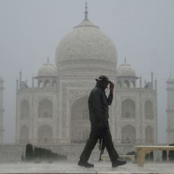 Un oficial de la Fuerza Central de Seguridad Industrial (CISF) patrulla en el Taj Mahal durante una fuerte lluvia en Agra, India. | Foto:PAWAN SHARMA / AFP