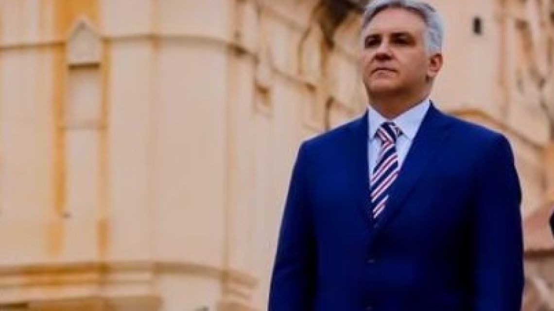 Cómo es el policía que viene con Martín Llaryora