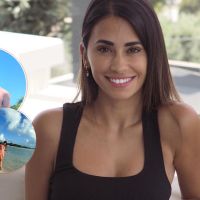 Antonela Roccuzzo posó con una microbikini fucsia y mostró a Messi desde el paraíso
