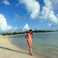 Antonela Roccuzzo posó con una microbikini fucsia y mostró a Messi desde el paraíso
