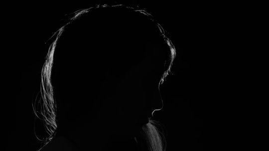 Kenia: mujeres fueron desvestidas tras encontrar una toalla femenina en el tacho incorrecto