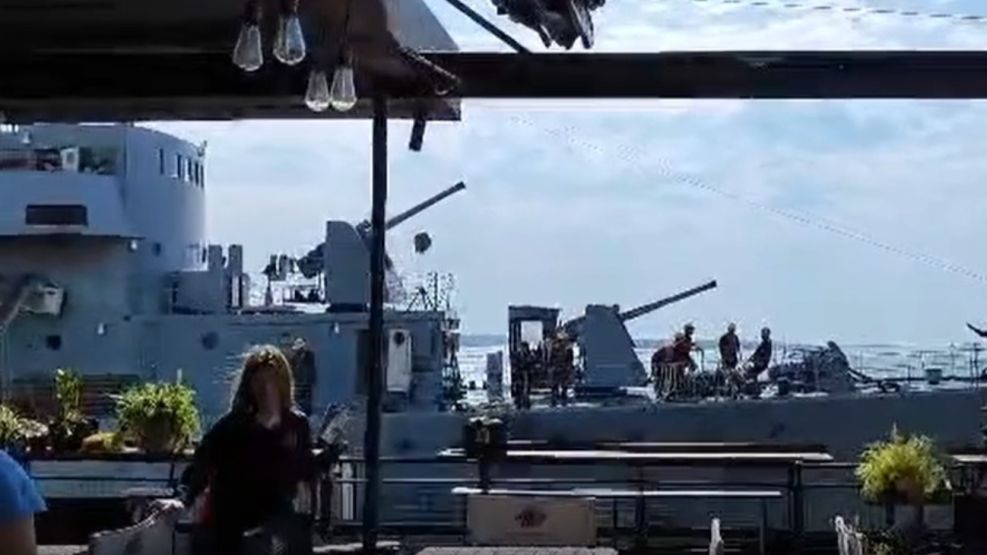 Barco de la Armada choca contra un bar flotante