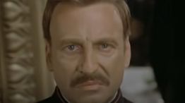 Héctor Alterio, en su papel del teniente coronel Zavala, en la escena final de La Patagonia rebelde.