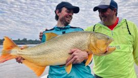 Este sector le brinda la posibilidad de concretar el pez que siempre soñaron a miles de pescadores que llegan de todo el mundo.