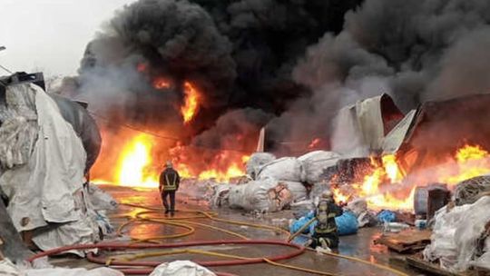 Enorme incendio en el depósito de una cooperativa de cartoneros en Lomas de Zamora