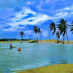 La imagen de las hamacas dentro del agua calma y cristalina en Jericoacoara es uno de los íconos del litoral brasileño