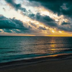 La imagen de las hamacas dentro del agua calma y cristalina en Jericoacoara es uno de los íconos del litoral brasileño