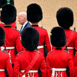 El presidente de los Estados Unidos, Joe Biden y el rey Carlos III de Gran Bretaña, inspeccionan la Guardia de Honor formada por la Guardia Galesa, durante una ceremonia de bienvenida en el Quadrangle del Castillo de Windsor. Foto Ben Stansall / AFP | Foto:AFP