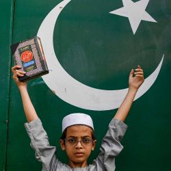 Un niño sostiene el Corán durante una manifestación contra Suecia en Lahore. Foto Arif ALI / AFP | Foto:AFP
