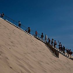 Los visitantes caminan por las escaleras de la duna de Pilat, la duna de arena más alta de Europa, suroeste de Francia. Foto de Philippe LOPEZ / AFP | Foto:AFP