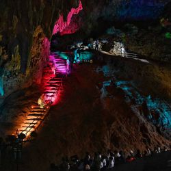 Los artistas tradicionales y las luces se ven dentro de la cueva Tham Luang en el distrito de Mae Sai en la provincia norteña de Chiang Rai. Foto Lillian SUWANRUMPHA / AFP | Foto:AFP