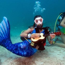 Tamara Bredova disfrazada de sirena, simula tocar un ukelele bajo el agua, mientras Kelly Angel toca una guitarra falsa en el festival de música submarina de Lower Keys en el Santuario Marino Nacional de los Cayos de Florida. Foto Frazier Nivens / AFP | Foto:AFP
