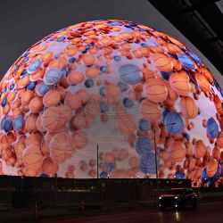 La Esfera MSG (Madison Square Garden), una nueva arena de entretenimiento musical, se ilumina con pelotas de baloncesto para celebrar la Liga de Verano de la NBA 2023 en Las Vegas, Nevada. Foto de Patrick T. Fallon / AFP | Foto:AFP