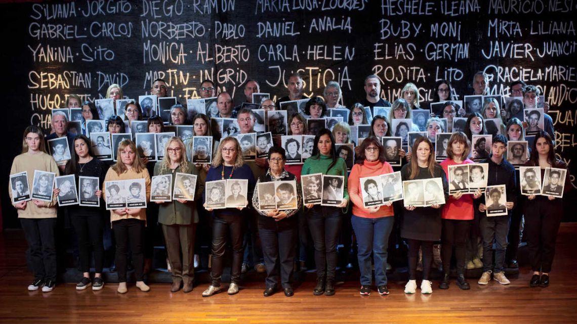 Familiares de víctimas del atentado a la AMIA participaron en emotiva acción artística para renovar el reclamo de justicia