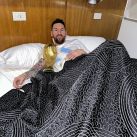 Wanda Nara, desde la cama: su pose a lo Leo Messi tras ganar el Martín Fierro a revelación