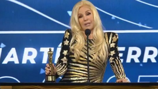 Susana recibió el premio homenaje de manos de Antonio Gasalla