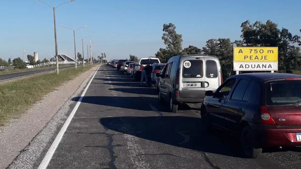 Cientos de miles de uruguayos cruzando a la Argentina por la brecha cambiaria