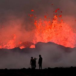La gente observa el flujo de lava durante una erupción volcánica cerca de Litli Hrutur, al suroeste de Reykjavik en Islandia. Foto Kristinn Magnusson / AFP | Foto:AFP
