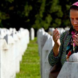 La masacre de Srebrenica de 1995 está de luto cerca de las tumbas de familiares y víctimas, en el cementerio conmemorativo de la aldea de Potocari, en el este de Bosnia. Foto ELVIS BARUKCIC / AFP | Foto:AFP