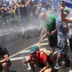 La Policía arroja agua durante una protesta en Tel Aviv Israel. Foto JACK GUEZ / AFP | Foto:AFP