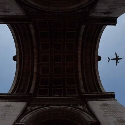 El avión A400M Atlas sobrevuela el Arco del Triunfo durante un ensayo, tres días antes del desfile del Día de la Bastilla en la avenida de los Campos Elíseos en París. Foto por JULIEN DE ROSA / AFP | Foto:AFP