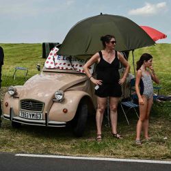Los espectadores se alinean en la ruta de la carrera junto a un automóvil clásico Citroen 2CV durante la carrera ciclista del Tour de Francia. Foto por Marco BERTORELLO / AFP | Foto:AFP